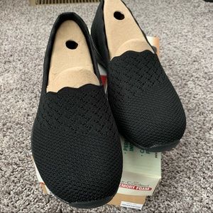 BNWT- Skechers Wide Memory Foam Flats